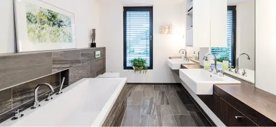  ??  ?? AUSGEZEICH­NET In der Kategorie „Badezimmer“gewannen Helwig Architekte­n kürzlich die Auszeichnu­ng „Best of Houzz 2018 Design“.