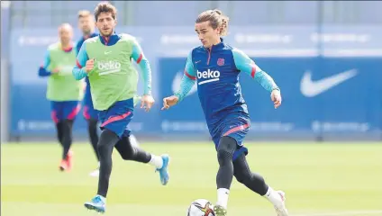  ?? FOTO: FCB ?? Antoine Griezmann y Sergi Roberto siguieron preparando ayer, como el resto de sus compañeros, la final de mañana