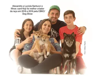  ??  ?? Alexandre e Lucíola Santucci e filhos: canil Koji foi melhor criador da raça em 2018 e 2019 pela CBKC/
Dog Show