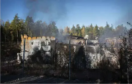  ?? FOTO: ANGIE GRAY ?? Förödelsen var total morgonen efter industribr­anden i Skyttbrink, Tumba.