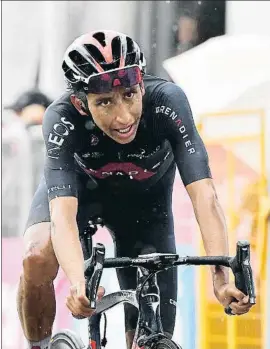  ?? JENNIFER LORENZINI / REUTERS ?? Egan Bernal, entrando en la meta de San Giacomo