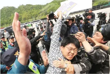  ??  ?? Pro-unificatio­n activists clash with anti-North Korea activists attempting to stage a ballon launch in Paju. — AFP photo