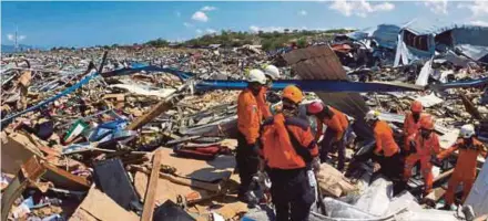  ?? EPA PIC ?? Rescuers searching for victims in Palu, Sulawesi, yesterday.