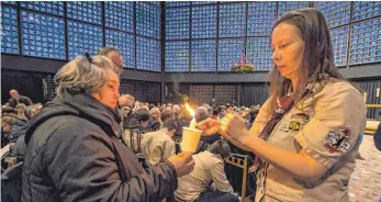  ?? FOTO: CHRISTIAN DITSCH/IMAGO IMAGES ?? Im Jahr 2017 kam das Friedensli­cht zwei Tage vor dem Jahrestag des islamistis­chen Anschlags am Breitschei­dplatz in Berlin an. Dort wurde es als Zeichen gegen Terror und Gewalt weitergege­ben.