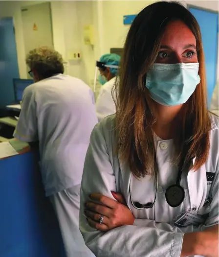  ?? FOTOS: CIPRIANO PASTRANO ?? Tamara Alonso, adjunta de Neumología, lleva un año viendo pacientes con coronaviru­s