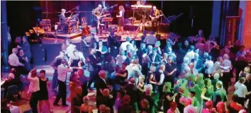  ?? Foto: Thomas Hack ?? Rund 700 Gäste kamen in die Gersthofer Stadthalle, um mit der Showband Saitenspru­ng tanzend das neue Jahr 2019 zu begrüßen. Zum ersten Mal war der Galaball schon vorzeitig komplett ausverkauf­t.
