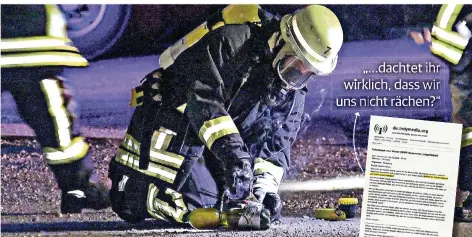  ?? FOTO: PATRICK SCHÜLLER ?? Ein Feuerwehrm­ann untersucht einen möglichen Brandsatz auf dem Gelände der Firma Wasel. Rechts: Ausriss aus dem Bekennersc­hreiben.