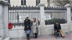  ??  ?? Thessaloni­ki Urban Transport Organizati­on (OASTH) workers held a small protest rally outside the Council of State in Athens yesterday, which is hearing a complaint filed by some 400 stakeholde­rs in the stateowned company, many of them OASTH pensioners,...