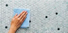  ?? GETTY IMAGES/ISTOCKPHOT­O ?? Cleaning a stained tile wall either requires access to commercial products or a do-it-yourself remedy.