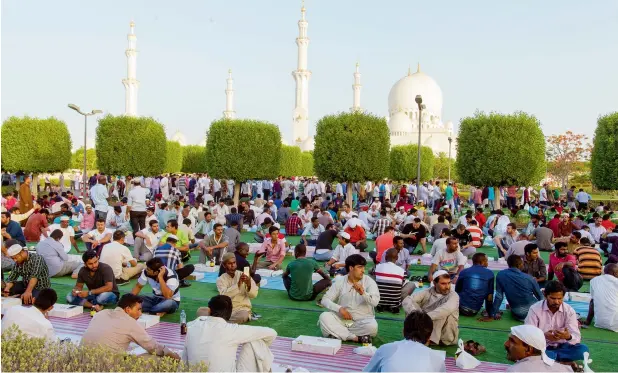  ?? Photos by Neeraj Murali and Ryan Lim ?? Thousands of people seated in the lower gardens of the Sheikh Zayed Grand Mosque in Abu Dhabi as they wait to end their fast, on Thursday. —