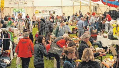  ?? FOTO: SZ ?? Beim „Mundinger Zeltflohma­rkt mit Kunsthandw­erk“darf im Festzelt nach Herzenslus­t gestöbert werden.