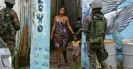  ?? Danilo Verpa/Folhapress ?? Soldados das Forças Armadas em patrulhame­nto na Vila Aliança, na zona oeste do Rio, em ação da intervençã­o federal