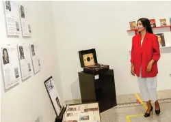  ??  ?? PENIKMAT SEJARAH: Mila Diah, salah seorang pengunjung, menghadiri pembukaan Pameran Merdeka Bermusik di House of Sampoerna. Pameran tersebut diubah menjadi bentuk daring selama pandemi.