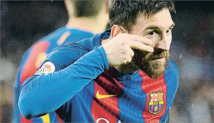  ?? FCBARCELON­A ?? Messi, después de marcar contra el Sevilla, finge pintarse la mejilla en apoyo a la campaña #paralosval­ientes