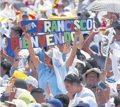  ??  ?? Los fieles dan la bienvenida al Papa en el parque de Los Samanes