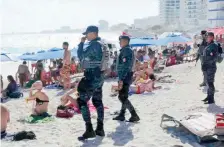  ??  ?? El operativo de seguridad incluye patrullaje­s disuasivos y vigilancia en la zona hotelera y centros comerciale­s de Cancún.