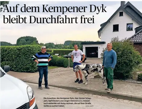  ?? FOTO: KLATT ?? Die Anwohner des Kempener Dyks, hier Günter Scheppers, Ralf Kleckers und Jürgen Heinrich (v.l.), müssen auch weiterhin mit Autos rechnen, die auf ihrer Straße nichts zu suchen haben.