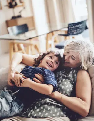  ?? GETTY IMAGEN ?? Criar en la vejez. Las abuelas que asumen la responsabi­lidad de volver a criar, se ven envueltas en diferentes situacione­s que no saben manejar por su edad, pero su amor y entrega las hacen continuar.