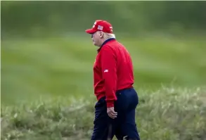  ?? AFP ?? Trump insiste en que su derrota en las elecciones se debió a un supuesto fraude. Aquí, en uno de sus campos de golf, este viernes.