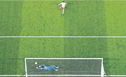  ?? MANAN VATSYAYANA / AFP ?? Vista zenital del penal que el Memo Ochoa va aturar a Lewandowsk­i