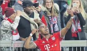  ?? FOTO: AP ?? Douglas Costa celebró con un ‘selfie’ con la grada su gol ante el Borussia