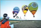  ?? HEINZ-PETER BADER / REUTERS ?? Judges watch competitor­s approachin­g a target during the FAI World Hot Air Balloon Championsh­ip near Gross-Siegharts, Austria, on Monday.