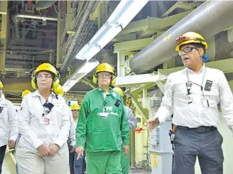  ?? /CORTESÍA SENER ?? La secretaria de Energía, Rocío Nahle y el director de la CFE, en una visita a la nucleoeléc­trica de Laguna Verde