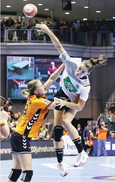  ?? Foto:imago/Christian Schroedter ?? Emily Bölk (r.) soll in Leipzig die Tore für Deutschlan­ds Handballer werfen.