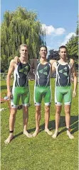  ?? FOTO: SIMON SCHNEIDER ?? Die Triathlete­n Valentin Klüppel, Patrick Ries und Patrick Hoffmann (von links) von den Tuttlinger Sportfreun­den belegen in der Landesliga Süd als Team beim Saisonfina­le in Erbach Platz drei.