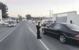  ??  ?? A patrol checking vehicles in Orihuela