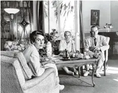  ?? Fotos: dpa (3), picture alliance/keystone ?? Die Thomas Mann Villa im San Remo Drive von Los Angeles wie sie sich heute zeigt – mit Torpfosten oben und Blick aus dem Wohnzimmer in den Garten unten. Dazu ein dort 1951 entstanden­es Familienbi­ld mit Tochter Erika (vorne) sowie Katia und Tho mas Mann...