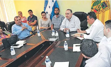  ??  ?? ENCUENTRO. El alcalde de El Progreso, Alexander López, recibió a los corporativ­os de Olancho y Santa Cruz de Yojoa.