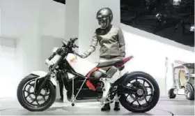  ??  ?? Honda Riding Assist-e. Motor purwarupa ini mampu menyeimban­gkan diri saat sedang berjalan ( low speed) atau tidak ada pengendara­nya. Tertanam teknologi ASIMO di dalamnya. Asimo merupakan robot buatan Honda yang bisa bertingkah laku seperti manusia