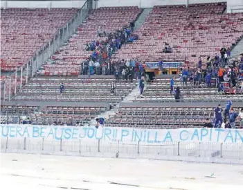  ??  ?? ► El lienzo desplegado tras el partido en la galería sur del Nacional.