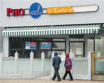  ?? ARLEN REDEKOP ?? Along a central stretch of Marine Drive in White Rock, three restaurant­s have permanentl­y closed, two storefront­s are available for rent and four shops are not open for business.