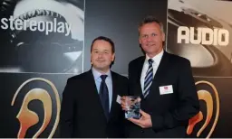  ??  ?? Der Innovation­spreis der Redaktion ging an ELAC für die per App gesteuerte Raumeinmes­sung. Entwicklun­gsleiter Rolf Janke freut sich.