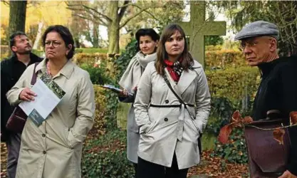  ??  ?? Kathrin Weißkopf (rechts), Lisa Jahn (Mitte) und andere Vertreter der Außenstand­orte verschaffe­n sich bei einer Führung einen Eindruck vom Neuen Friedhof in Mühlhausen. Foto: Susan Voigt