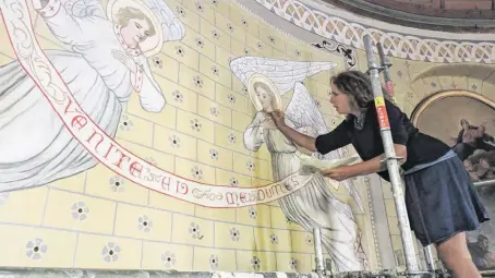  ??  ?? Les fresques murales qui encadrent le choeur qui ont été au centre des préoccupat­ions.