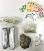  ?? BILD: SN/APA/LPD WIEN ?? Heroin, Bargeld.
Kokain,
Streckmitt­el und