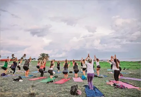  ?? ?? YOGA AL AIRE LIBRE. Clase abierta de Florencia Dutrénit, una profesora que halló en esta práctica una forma de moderar la ansiedad.