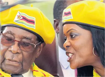  ??  ?? Robert (93) und seine Ehefrau Grace Mugabe (53) stehen derzeit unter Hausarrest. Fast vier Jahrzehnte hat Mugabe in Simbabwe mit fast uneingesch­ränkter Macht regiert.