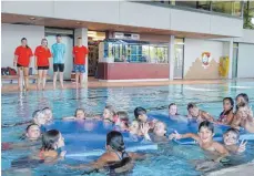  ?? FOTO: SILVIA MÜLLER ?? Endlich ist das Aldinger Hallenbad wieder geöffnet, und die Kinder hatten schon viel Spaß darin.