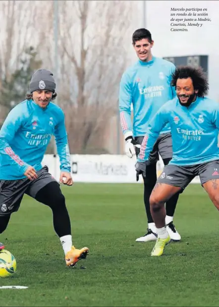  ??  ?? Marcelo participa en un rondo de la sesión de ayer junto a Modric, Courtois, Mendy y Casemiro.