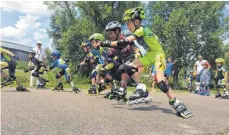  ?? FOTO: SAV NEUHAUSEN ?? Auf die Plätze, fertig, los: In Geisingen fanden Rennen für NachwuchsS­peedskater statt. Obwohl der SAV Neuhausen erst spät in die Saison eingestieg­en war, gab es gute Ergebnisse.