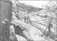  ?? ?? Collapsed scaffoldin­g in Ashford; right, fallen trees on cars in Wye