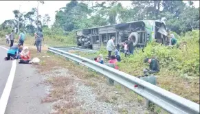  ??  ?? KEADAAN bas persiaran yang terbalik di bahagian kiri jalan, petang Jumaat.