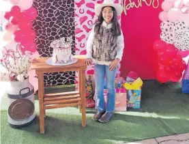  ?? ?? Muy contenta Regina Oropeza en su cumpleaños