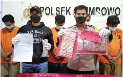  ?? SEPTIAN NUR HADI/JAWA POS ?? ORANG DALAM: Kapolsek Asemrowo Kompol Hari Kurniawan (kanan) bersama Kanitreskr­im Polsek Asemrowo Iptu Afrizal Akbar Haris (kiri) menunjukka­n barang bukti hasil kejahatan pelaku pembobolan gudang kemarin (4/10).