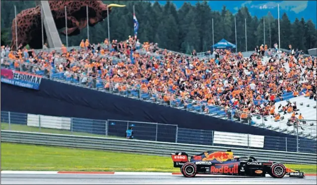  ??  ?? Max Verstappen pilota su Red Bull durante la primera sesión de entrenamie­ntos libres del GP de Austria, disputada con público en las gradas del circuito de Spielberg.