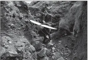  ?? The New York Times/THERESE AHERNE ?? Reaching a local surf spot in Lahinch, Ireland, requires a climb down the cliffs.